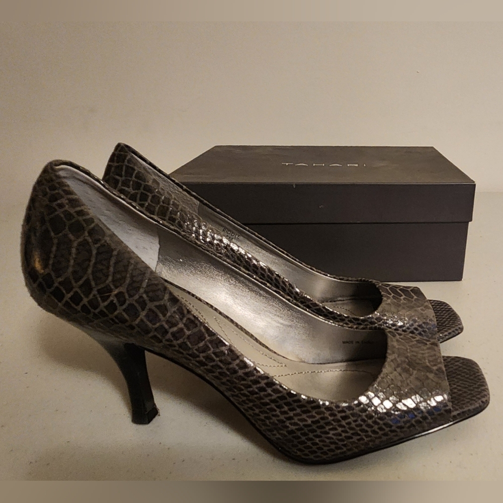 TAHARI - Gray, size 8, dress shoe